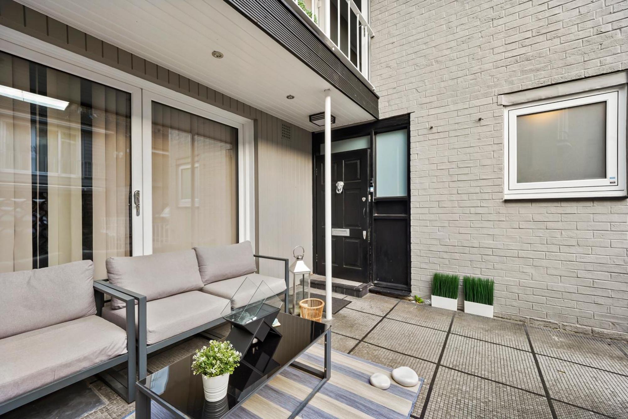 Сasa de vacaciones Mews House With Private Patio & Parking