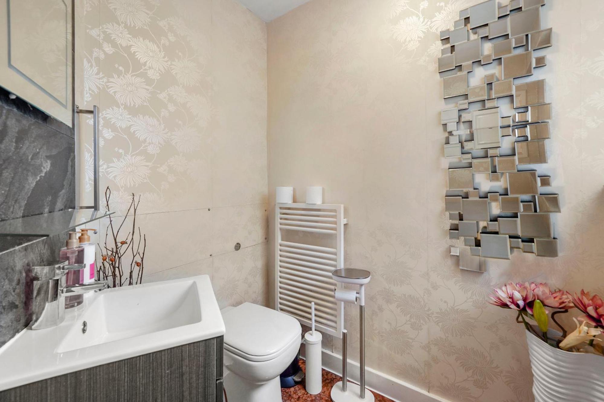 Сasa de vacaciones Mews House With Private Patio & Parking *