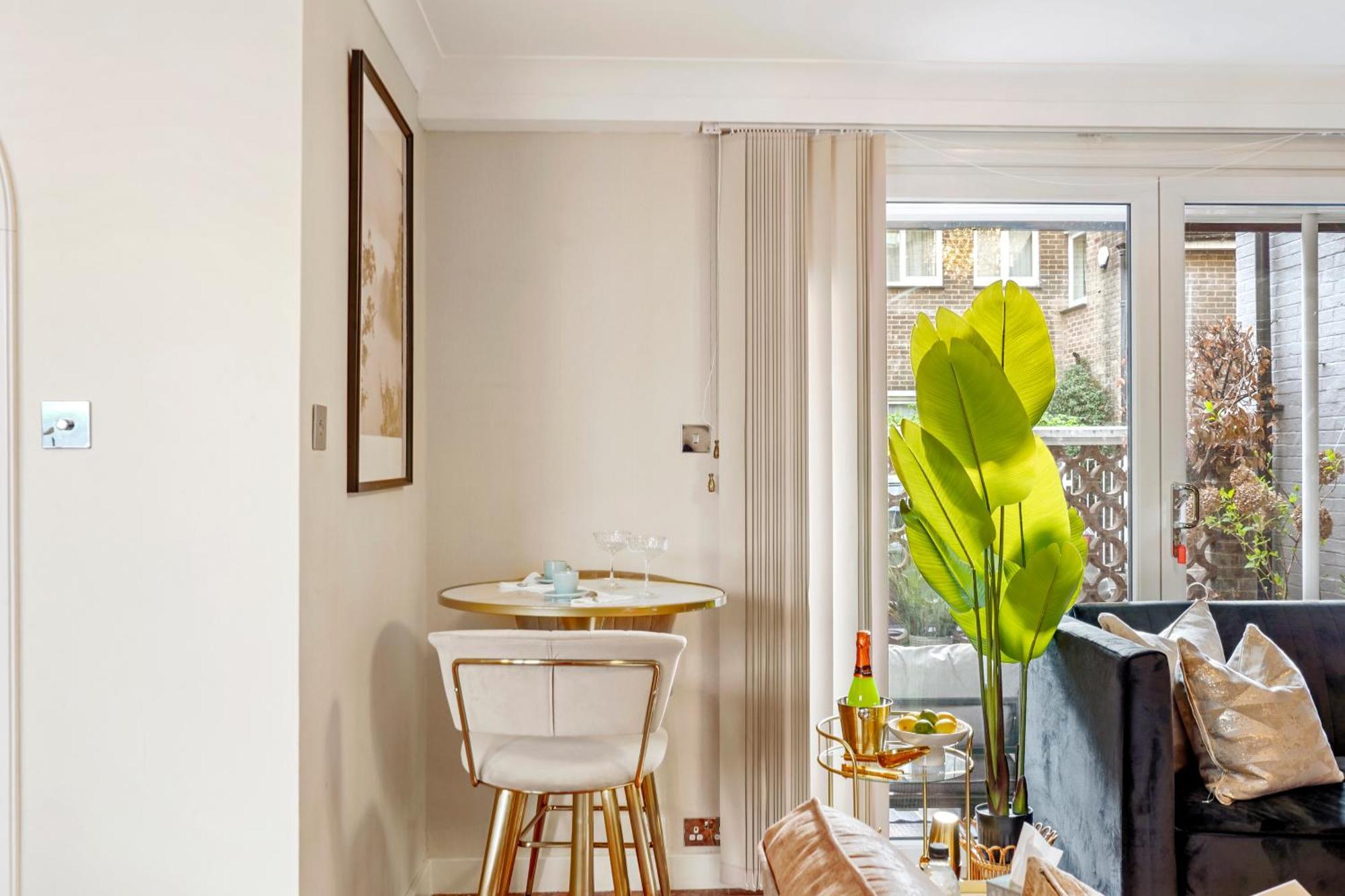 Mews House With Private Patio & Parking Сasa de vacaciones Londres
