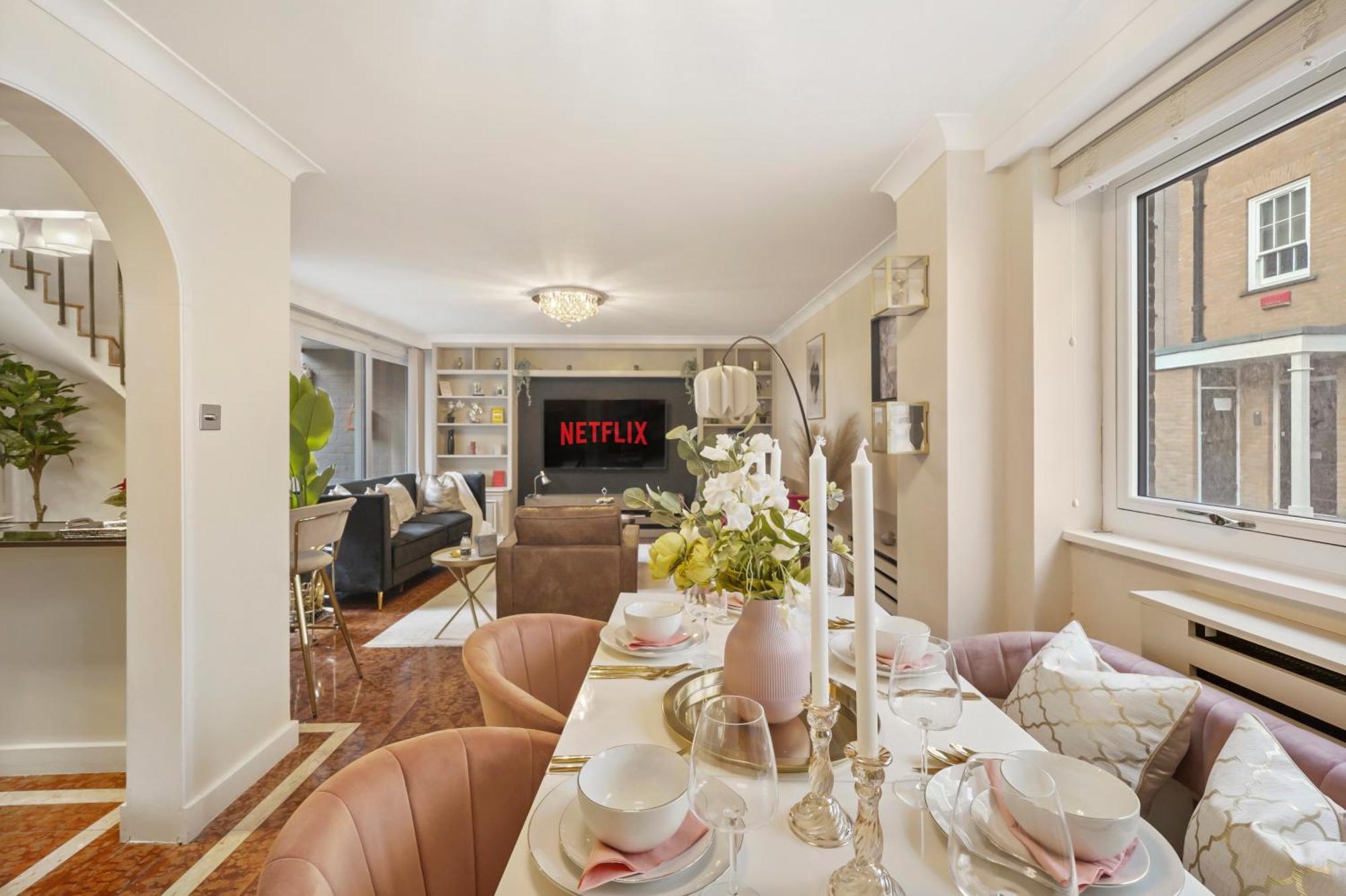 Сasa de vacaciones Mews House With Private Patio & Parking