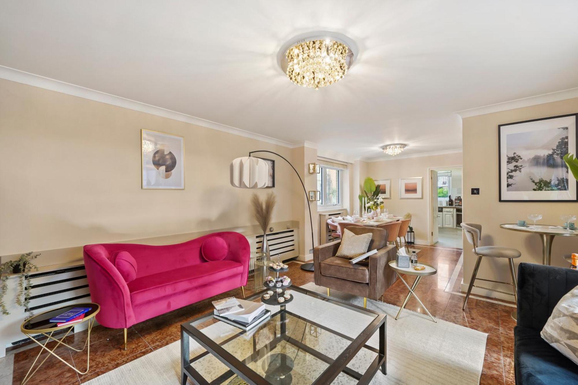 Сasa de vacaciones Mews House With Private Patio & Parking *
